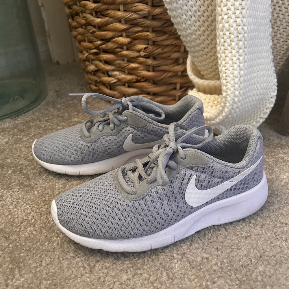 Nike Kids 3.5Y Tanjun Wolf Grey & White